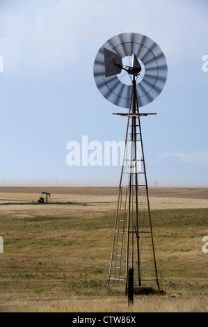 Oil Derrick und Windmühle, und älter. In der Nähe von Ogallah, Kansas. Juli 2012. Stockfoto