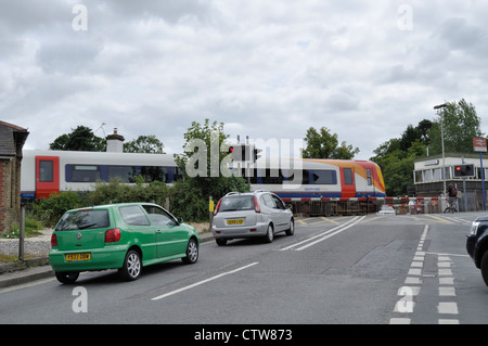 South West Trains Klasse 444 elektrische Triebzug verlässt Brockenhurst über den Bahnübergang, nach London Waterloo gebunden. Stockfoto