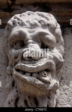 Groteske männliche Gargoyle Figur auf Außenseite der Kirche Santa Maria Formosa Castello Sestier Venedig Veneto Italien Stockfoto