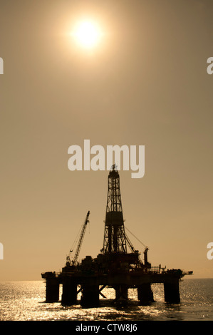 Silhouette von einer Offshore-Öl-Bohrinsel. Stockfoto