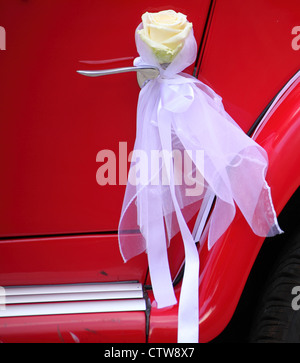 alte rote Oldtimer-Detail des rotes Auto Türgriff Bridal Limousine mit Blumenschmuck Stockfoto
