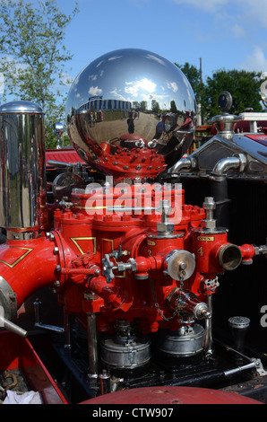 Schließen Sie die Ansicht des Motors von 1927 Ahrens-Fox Feuerwehr Löschfahrzeug.  Feuer Muster 2012, Frankenmuth, Michigan USA Stockfoto