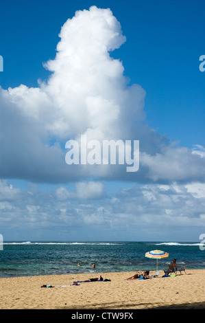 Elk284-7897v Hawaii, Kauai, Ha'ena Strand, Familie, die das Strandleben genießen Stockfoto