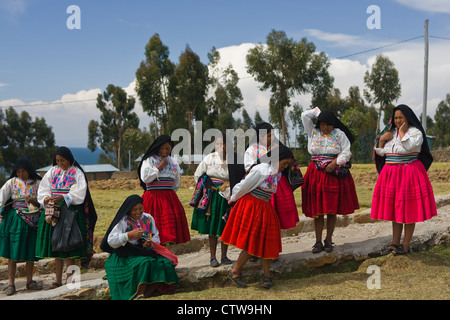 Darstellung der indigenen Völker Amantani, Titicacasee, Peru machen und tragen ihre eigenen idiosynkratischen und Tribal spezifische Kosten Stockfoto