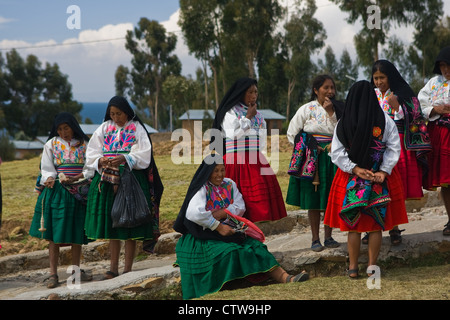 Darstellung der indigenen Völker Amantani, Titicacasee, Peru machen und tragen ihre eigenen idiosynkratischen und Tribal spezifische Kosten Stockfoto