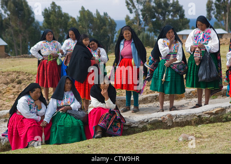 Darstellung der indigenen Völker Amantani, Titicacasee, Peru machen und tragen ihre eigenen idiosynkratischen und Tribal spezifische Kosten Stockfoto