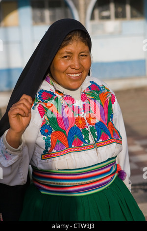 Darstellung der indigenen Völker Amantani, Titicacasee, Peru machen und tragen ihre eigenen idiosynkratischen und Tribal spezifische Kosten Stockfoto