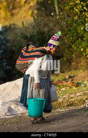 Darstellung der indigenen Völker Amantani, Titicacasee, Peru machen und tragen ihre eigenen idiosynkratischen und Tribal spezifische Kosten Stockfoto