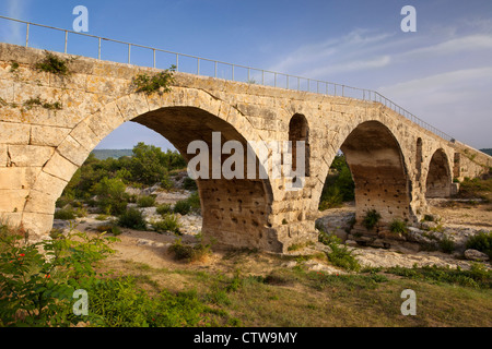 Römische Bogenbrücke (15:00), Pont Julien über Fluss Cavalon, Bonnieux, Provence Frankreich Stockfoto