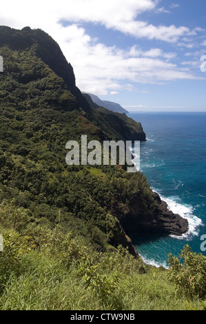 Elk284-8059v Hawaii, Kauai, Na Pali Küste Kalalau Trail, Waiahuakua Tallandschaft mit Pali und Ozean Stockfoto