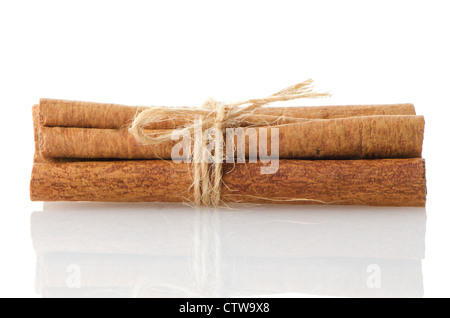 Zimtstangen, von Seil auf weißen reflektierenden Hintergrund gebunden. Stockfoto