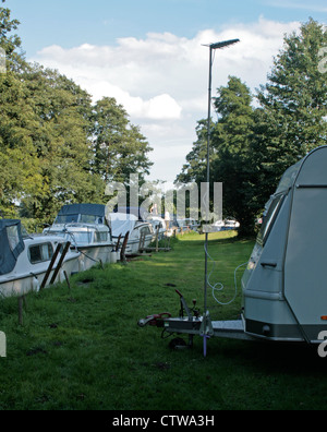 Wohnwagen neben dem Fluss Waveney in der großen Reihe Campingplatz, Geldeston, Beccles, Suffolk Stockfoto