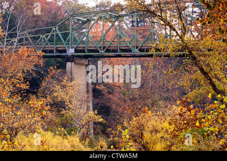 Brücke am Arkansas Scenic Highway 7 über den Buffalo River im Herbst. Stockfoto