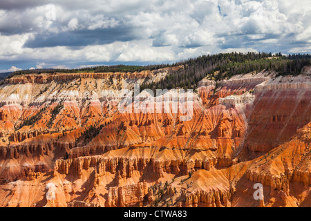 Hoodoos und bunten Klippen am Cedar Breaks National Monument in Utah. Stockfoto