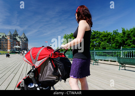 Eine Frau mit einem Kinderwagen auf Terrasse Dufferin und Chateau Frontenac, Québec (Stadt) Stockfoto