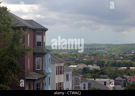 Blick über die Dächer in die Landschaft unter stürmischen Himmel in Worcester, Massachusetts Stockfoto