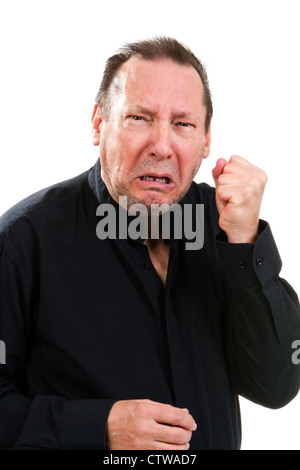 Kämpferischer älterer Mann Kupplungen seine Faust mit einem gequälten Gesichtsausdruck. Stockfoto