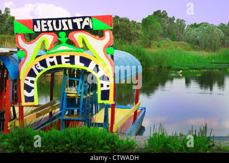 Farbenfrohe mexikanische Gondel in Xochimilcos schwimmenden Gärten in Mexiko-Stadt. Stockfoto