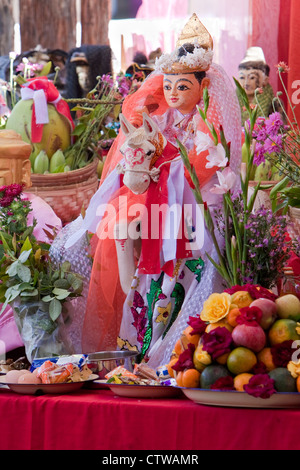 Myanmar, Burma, Bagan. NAT Pwe, eine Zeremonie, um die Geister für ein Jahr Glück zu bedanken. Tabelle der Angebote an die Geister. Stockfoto