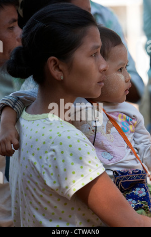 Bagan, Myanmar, Burma. Baby und Mutter Watch Nat Pwe Tänzer. Das Baby hat Thanaka auf seinem Gesicht, eine schützende Sonnencreme einfügen. Stockfoto