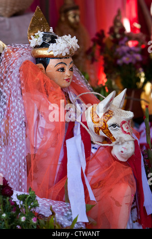 Myanmar, Burma. Bagan. Geist-Figur auf einer Tabelle Angebote bei einer Nat Pwe Zeremonie, Geister für ein Jahr Glück zu danken. Stockfoto