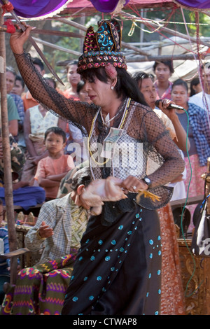 Myanmar, Burma. Bagan. Tänzerin bei der Nat Pwe Feier, dankt für ein Jahr des Glücks. Stockfoto