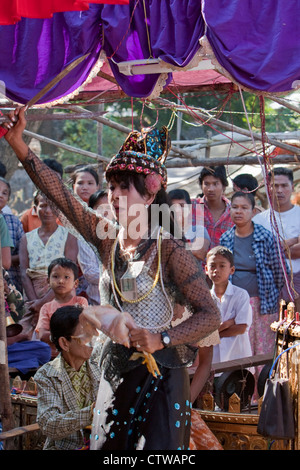 Myanmar, Burma. Bagan. Tänzerin bei der Nat Pwe Feier, dankt für ein Jahr des Glücks. Stockfoto