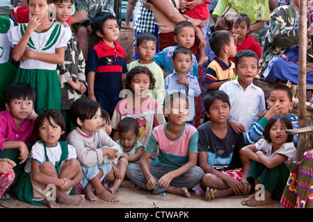 Myanmar, Burma. Bagan. Burmesische Kinder beobachten ein Nat Pwe fest, die Geister für ein Jahr Glück zu danken. Stockfoto