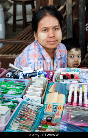 Myanmar, Burma. Burmesische Frau und Sohn tragen Thanaka Paste auf ihren Gesichtern als kosmetische Sonnenschutzmittel. Bagan-Markt. Stockfoto