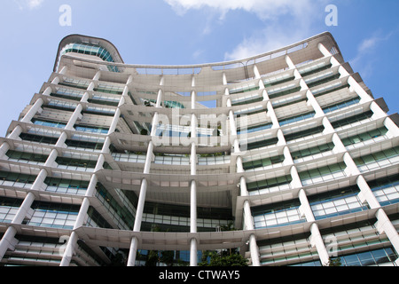 Weiße Gebäude der Nationalbibliothek Singapur. Stockfoto