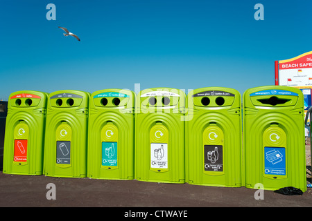 Recycling-Behälter auf Esplanade, Weymouth, Dorset, England, Vereinigtes Königreich Stockfoto