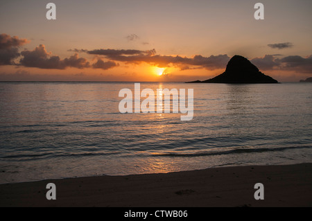 Sunrise, Mokoli'i Island (früher bekannt als veralteter Begriff „Chinaman's hat“), Kualoa, Kaneohe Bay, Oahu, Hawaii Stockfoto