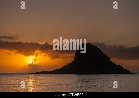 Sunrise, Mokoli'i Island (früher bekannt als veralteter Begriff „Chinaman's hat“), Kualoa, Kaneohe Bay, Oahu, Hawaii Stockfoto