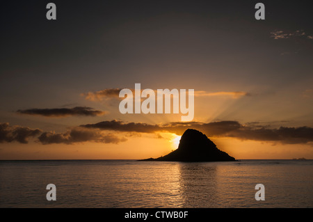 Sunrise, Mokoli'i Island (früher bekannt als veralteter Begriff „Chinaman's hat“), Kualoa, Kaneohe Bay, Oahu, Hawaii Stockfoto