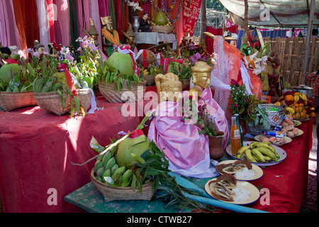 Myanmar, Burma, Bagan. NAT Pwe, eine Zeremonie, um die Geister für ein Jahr Glück zu bedanken. Tabelle der Angebote an die Geister. Stockfoto