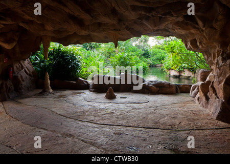 Künstliche Höhle nahe dem Eingang der Welt Resorts in Sentosa, Singapur. Stockfoto