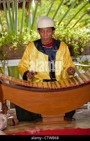 Myanmar, Burma. Bagan. Burmesische Xylophon (Pattalar) Spieler. Stockfoto