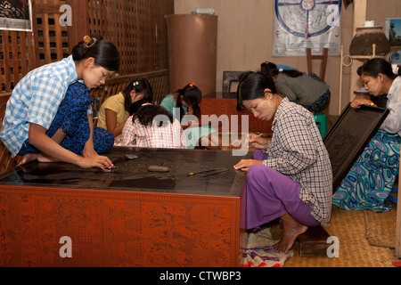 Myanmar, Burma. Bagan. Lacquerware Workshop, Frauen bei der Arbeit. Stockfoto