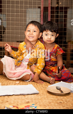 Myanmar, Burma. Bagan. Burmesische Kinder, zwei Mädchen. Sie tragen auf ihren Gesichtern, eine kosmetische Sonnenschutzmittel Thanaka einfügen. Stockfoto