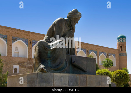 Usbekistan, Chiwa, Ichon Qala, Statue von Al-Khorezmi vor der Medersa Mohammed Amin Khan Stockfoto