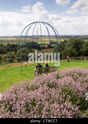 Besucher sitzen und genießen Sie die Sommersonne auf die Yorkshire-Lavendel-Touristenattraktion in Howardian Hills North Yorkshire UK Stockfoto
