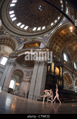 Tänzerinnen und Tänzer aus English National Ballet bei einer Generalprobe auf der Bühne in St. Pauls Cathedral, London Stockfoto