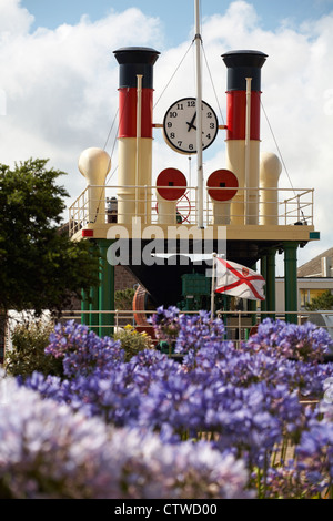 Ariadne Steamclock mit Agapanthus Blumen im Vordergrund in St. Helier, Jersey im Juli Stockfoto