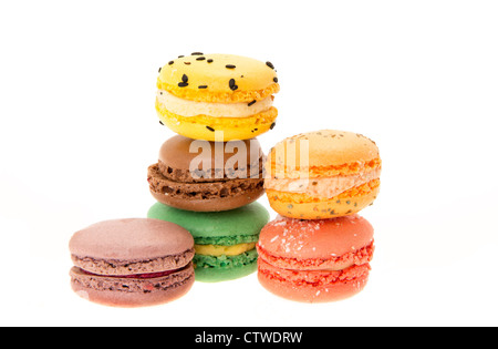 Gruppe von frischen bunten Macarons - Studio gedreht mit weißem Hintergrund Stockfoto