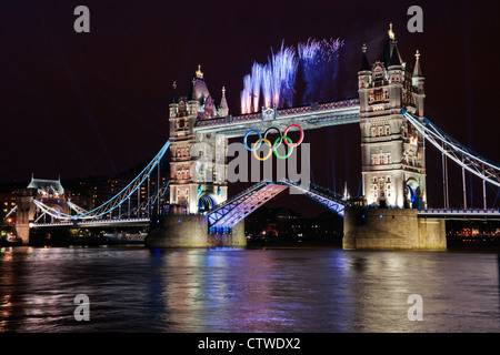 Ein Feuerwerk an Tower Bridge London als Teil der Öffnung Zeremonie Festlichkeiten zu Beginn der 30. Olympischen Spiele Stockfoto