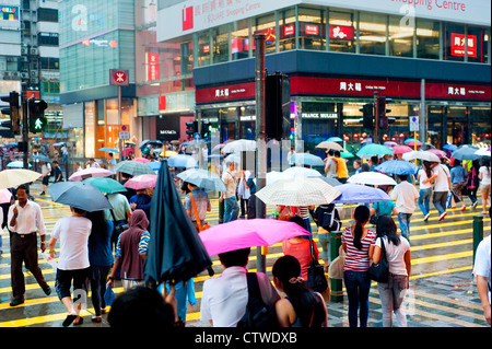 Menschen beim Überqueren der Straße im Regen. Stockfoto