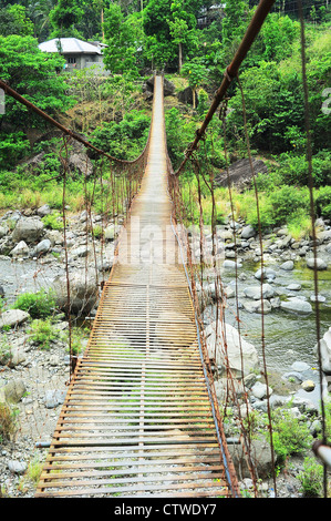 Hängebrücke in einem kleinen Dorf. Kordilleren Berge, Philippinen Stockfoto