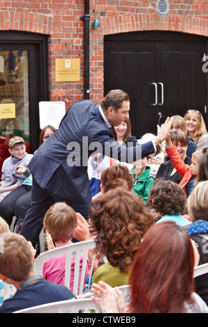 David Walliams (im Bild) gibt einen Vortrag über sein Kinderbuch Gansta Oma an das Roald Dahl Museum in Great Missenden Stockfoto