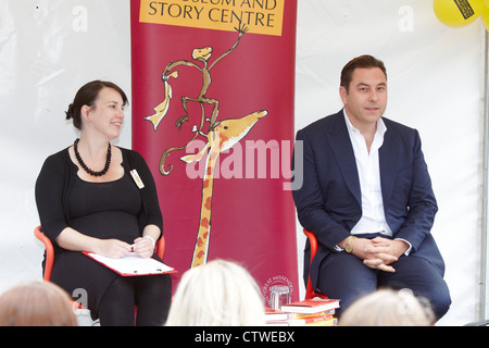 David Walliams (im Bild) gibt einen Vortrag über sein Kinderbuch Gansta Oma an das Roald Dahl Museum in Great Missenden Stockfoto