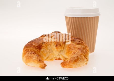 Ein Herausnehmen der Frühstück, bestehend aus einem Croissant und Kaffee in einer Einweg-Tasse - Studio gedreht mit einem weißen Hintergrund Stockfoto